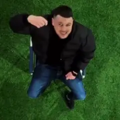 В кресле